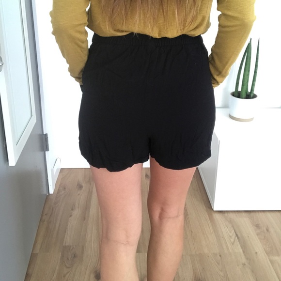 Black H&M cotton shorts size 4 //mid rise - Picture 2 of 5